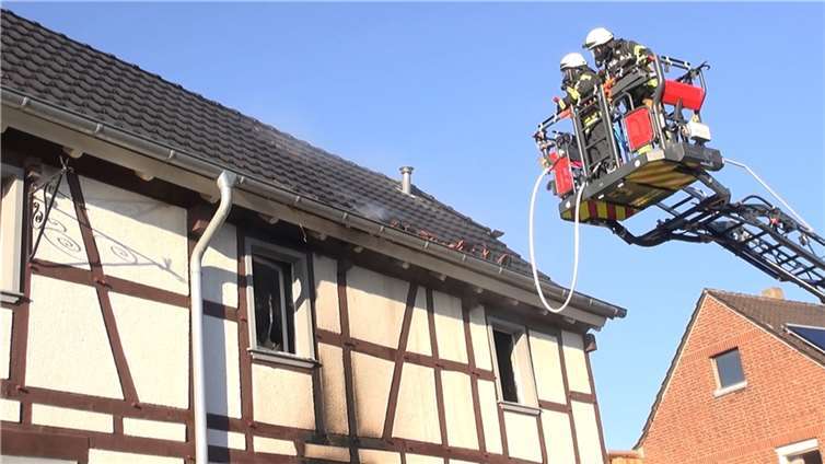Im weiteren Verlauf der Löscharbeiten mussten weite Teile des Daches geöffnet werden.  Foto: WinklerTV