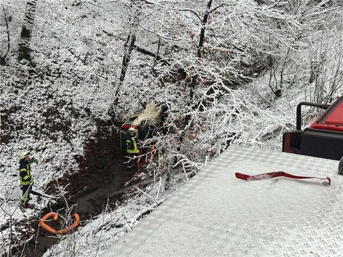 PKW stürzt eine zehn Meter tiefe Böschung hinab Im weiteren Verlauf wurde das verunfallte Fahrzeug mit der Seilwinde des Rüstwagens der Feuerwehr aus dem Graben gezogen.