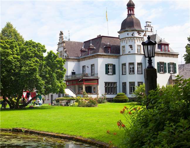 Im weitläufigen Park des Hofgutes Nettehammer präsentieren die Künstler ihre Bilder.Foto: Helmi Tischler-Venter