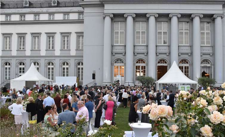 Im wunderschönen Schlossparkambiente fand der IHK Sommerabend der Wirtschaft statt.