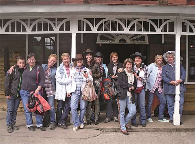 Im zünftigen Westernoutfit machten sich die Gymnastikdamen aus der Grafschaft auf ins wilde Sauerland. privat