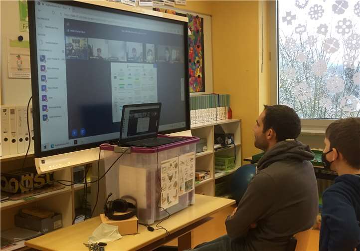 Im zweiten Lockdown erweiterten die Lehrkräfte den Gebrauch digitaler Medien, indem sie nun ergänzend ein Videokonferenzsystem einsetzen, um ihre Schüler*innen beim Lernen zu begleiten und zu unterstützen. Fotos: privat