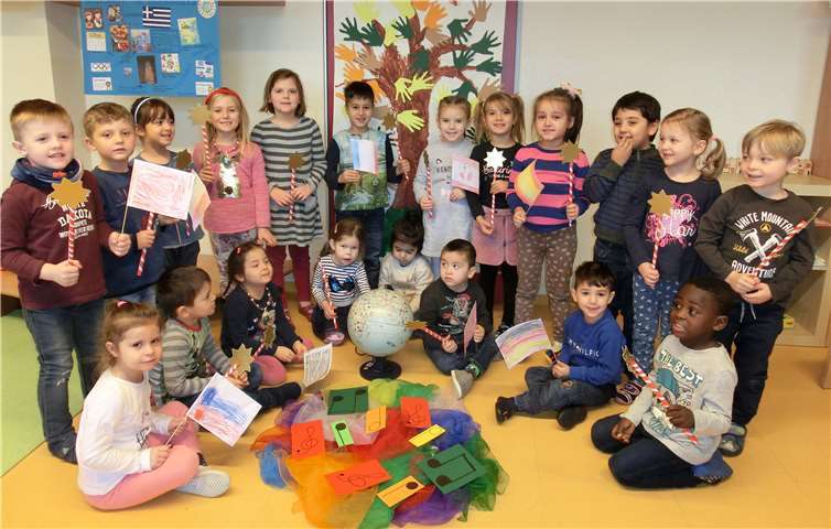 Im zweiten Projektschritt befassten sich die Kinder mit den Flaggen ihrer Heimatländer und gestalteten eigene Fahnen. Foto: privat