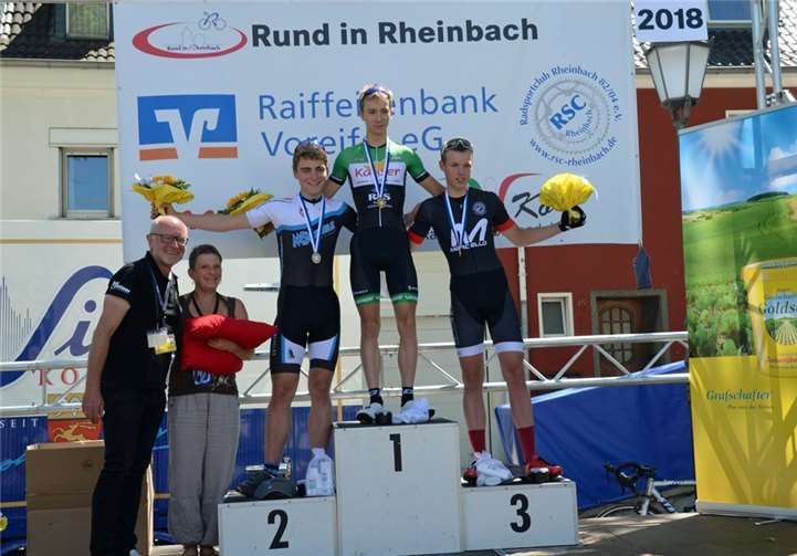 Im zweiten Rennen des Tages startete die U17 zusammen mit der Rennklasse Elite-Frauen und den Senioren der Altersklasse 4. Nach 22 Runden beendete die U17 das Rennen, das Jan Lieser vom Pulheimer SC für sichzweiten und Jan Habermann vom RSC Rheinbach auf dem dritten Platz.