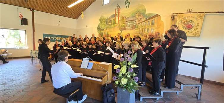 Im zweiten Teil des Konzerts, der in der lockeren Atmosphäre der Sängerhalle stattfand, standen weltliche Lieder im Mittelpunkt.