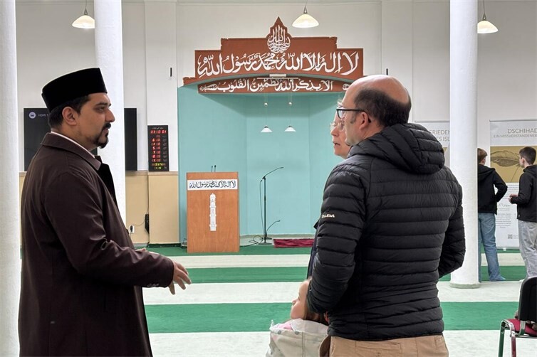 Imam Ansir Ahmad zeigt den Gebetsraum und lädt zur Islamausstellung