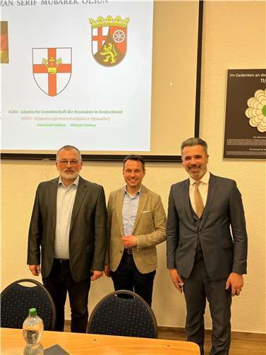 Imam Asim Jelovac (re.) und der Vorsitzende des Vereins Hajrudin Katica (li.) begrüßten OB David Langner zur Ramadan-Einführung.  Quelle: Stadt Koblenz