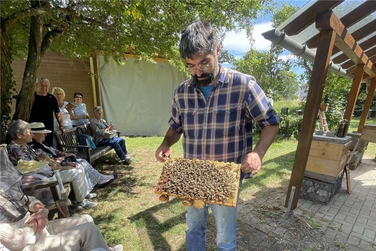 Imker Hamm gewährte den Besuchenden einen praktischen Einblick in das Bienenvolk. Foto: privat