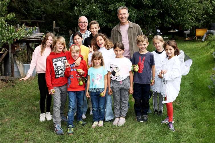 Spenden-Shuttle bringt Ahrtal in den RTL-Spendenmarathon Imker Klaus Brachmann (l.) und Projektpate Dirk Steffens fördern das Projekt Bienensommer. Die Kinder lernen wissenswertes über Bienen und können so Ihr Vertrauen in die Natur zurückgewinnen, dass durch die Flut im Ahrtal 2021 zerstört wurde. Foto: RTL / Frank Hempel
