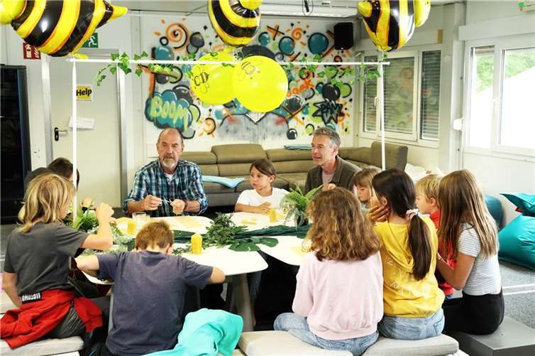 Spenden-Shuttle bringt Ahrtal in den RTL-Spendenmarathon Imker Werner Surges (l.) erklärt zusammen mit dem Projektpaten Dirk Steffens, wie die Bienen leben und Ihre Waben bauen. Die Kinder aus dem Ahrtal sind geprägt von der Flutkatastrophe 2021 und lernen durch das Projekt Bienensommer die Erlebnisse im Einklang mit der Natur zu verarbeiten. Foto: RTL / Frank Hempel