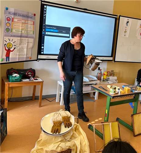 Imkerin Christa Schäfer beim Besuch in der Grundschule in Mendig.  Fotos: privat