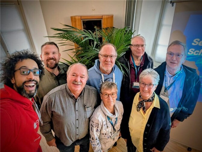 Immanuel Bär und Rathauschef Mohr gemeinsam mit den Bendorfer Digitalbotschafterinnen und -botschaftern. Fotos: privat