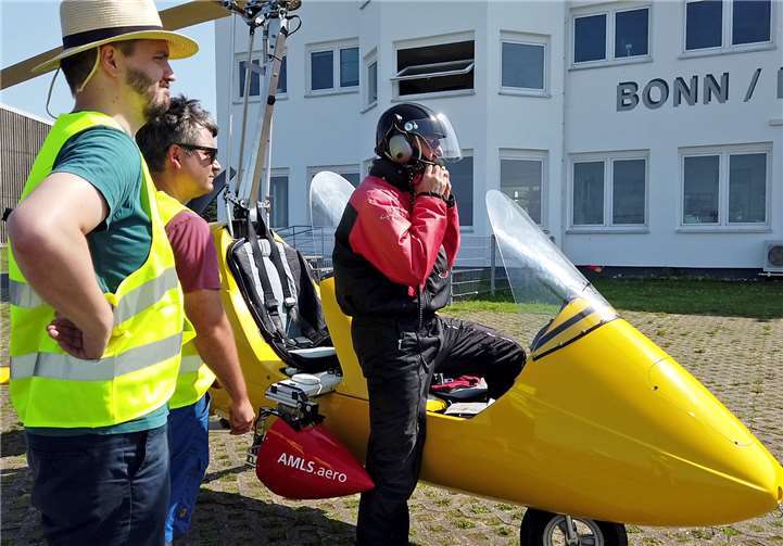 Neuvermessung von Erftstadt-Blessem Immanuel Weber, Alexander Jenal und Egon Joisten (von links) kurz vor dem Start des Tragschraubers.