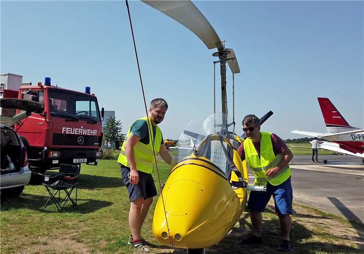 Immanuel Weber und Alexander Jenal (von links) beim Einbau der Sensortechnik in den Tragschrauber. Fotos: Hochschule Koblenz / Bongartz