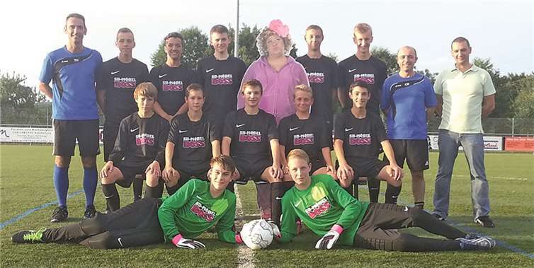 Immendorf. Die B-Jugend sowie die JSG des TuS Immendorf freuen sich und sind sehr dankbar für ihre neuen Trikots; im Bild mit Sponsor Thomas Bender, Filialleiter bei der Firma Möbel Boss.privat