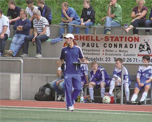 Immer aufmerksam und engagiert an der Linie der Cochemer A-Junioren Trainer Christoph Reinisch. LS