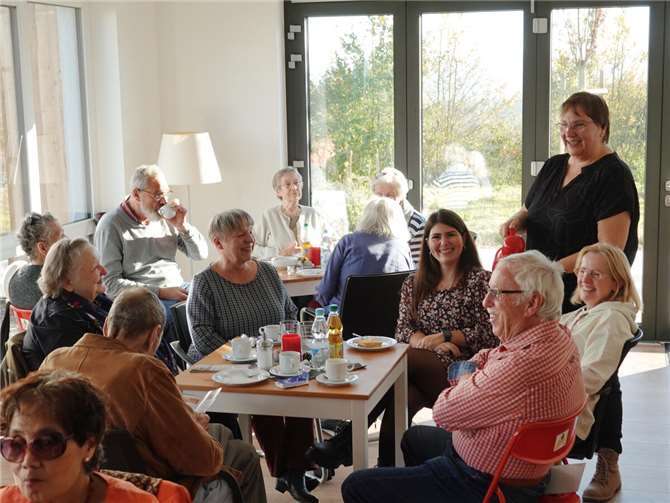 Die Grafschaft hat nun ein Mehrgenerationenbistro Immer beliebt: Kaffee, Kuchen und Waffeln zur Eröffnung der neuen Räume des Mehrgenerationenbistros. Mary Witsch (stehend) verwöhnt die Gäste, Adriana Sampaio (4.v.r.) führt Gespräche. Foto: Weber