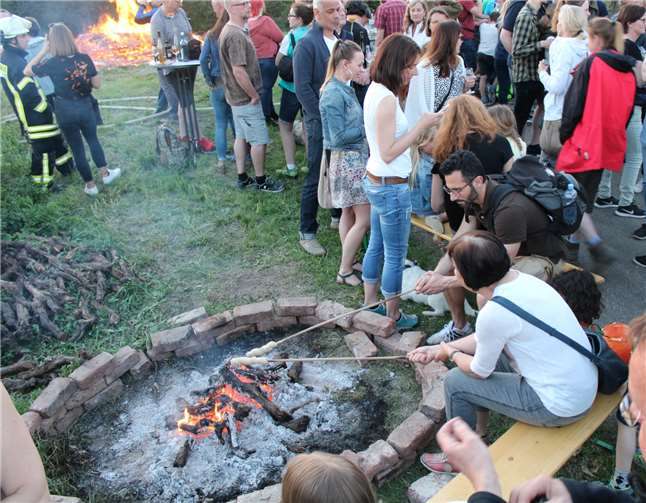 Immer beliebt: Stockbrot am Lagerfeuer.