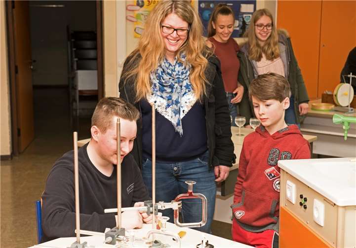 Immer ein Hingucker für die jungen Schüler: Experimente im Physiksaal.