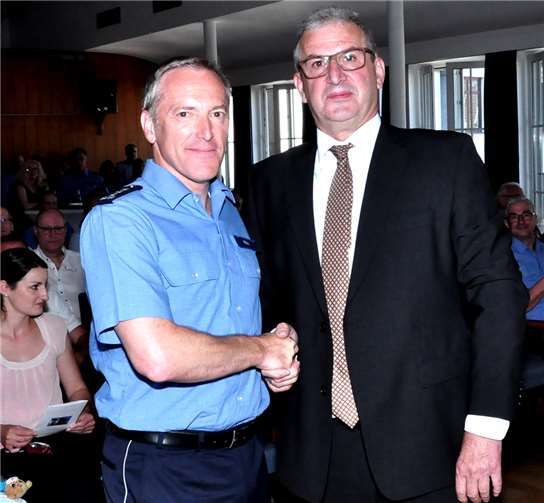 Immer eine glückliche Hand wünschte Karlheinz Maron dem „Neuen Spitzenmann“ Lothar Rink.