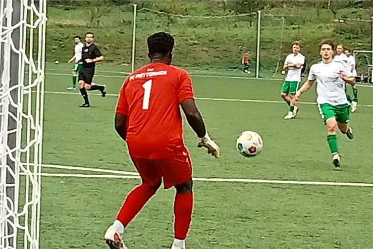 1:7 Heimdebakel für den TuS Immer einen Schritt schneller waren die Metternicher am Ball. Foto: TuS Oberwinter