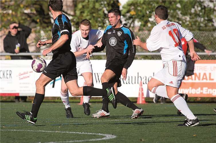 Immer einen Schritt voraus war die SG Puderbach (Blaues Trikot) beim Hinspiel der SG Hundsangen. Dies soll jetzt auch in Hundsangen so sein, um dort die letzten drei Punkte für den Klassenerhalt einzufahren.TH