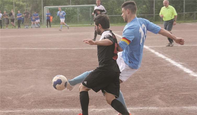 Immer einen Schritt zu spät kamen die Akteure von Türkgücü Bendorf beim Besuch der Sportfreunde aus Höhr-Grenzhausen. Die Kicker aus dem Kannenbäcker Land siegten am Ende auf dem Nebenplatz des Rheinstadions mit 3:1 und nahmen damit den Gastgebern die letzten Aufstiegschancen. -TH-