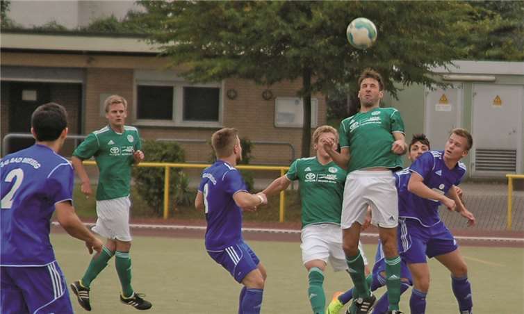 Immer einen Tick früher war der Gast aus Engers am Ball, den Platzherren gelang zwar noch vor der Pause der zwischenzeitliche Ausgleich, doch im zweiten Spielabschnitt legten die Engerser mit dem Siegtreffer noch einmal nach.RÜ