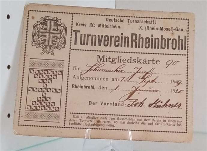 Immer etwas Neues zu entdecken: Eine Mitgliedskarte des TV Rheinbrohl aus dem Jahr 1920 ergänzt seit Kurzem den Bestand.  Foto: Kühnlenz