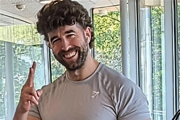 Immer fröhlich, so ist er von Natur aus, Alex