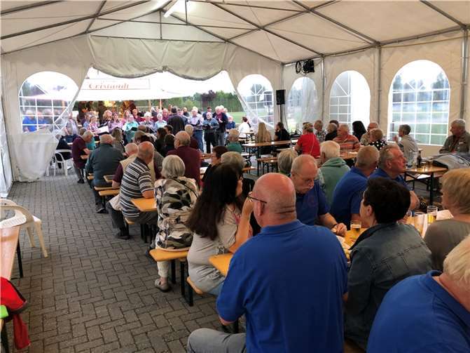 Immer gut besuchtes Krebbelchesfest beim MGV Rheiland.  Foto: MGV