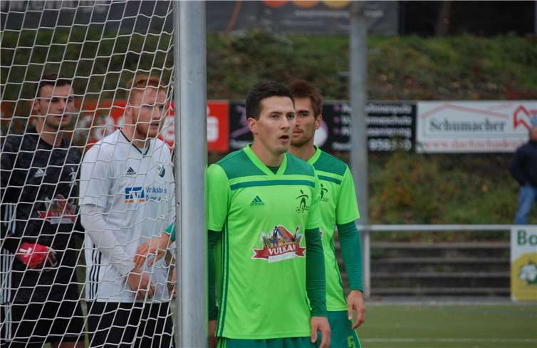 Immer konzentriert bei der Sache: Torhüter Robin Rohr (links) erwartet einen Eckball der SG Hochwald Zerf.
