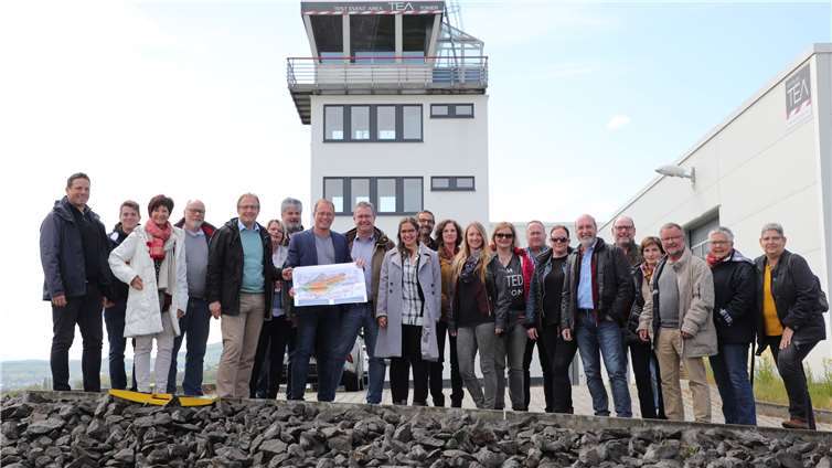Immer mehr Firmen erkennen die Vorzüge des Gewerbe- und Industrieparks „Flugplatz Mendig“. Die zahlreichen neuen Entwicklungen wurden vom CDU-Team unter der Leitung des CDU-Spitzenkandidaten für die Verbandsgemeinderatswahl, Jörg Lempertz und dem CDU-Stadtbürgermeisterkandidaten Joachim Plitzko analysiert.Foto: Heinrich Schulte