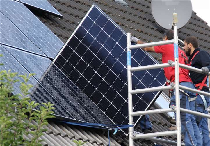 Immer mehr Hausbesitzer lassen sich eine Photovoltaikanlage auf ihrem Dach installieren, um Ökostrom zu produzieren und zu nutzen. Foto: Peerenboom/evm