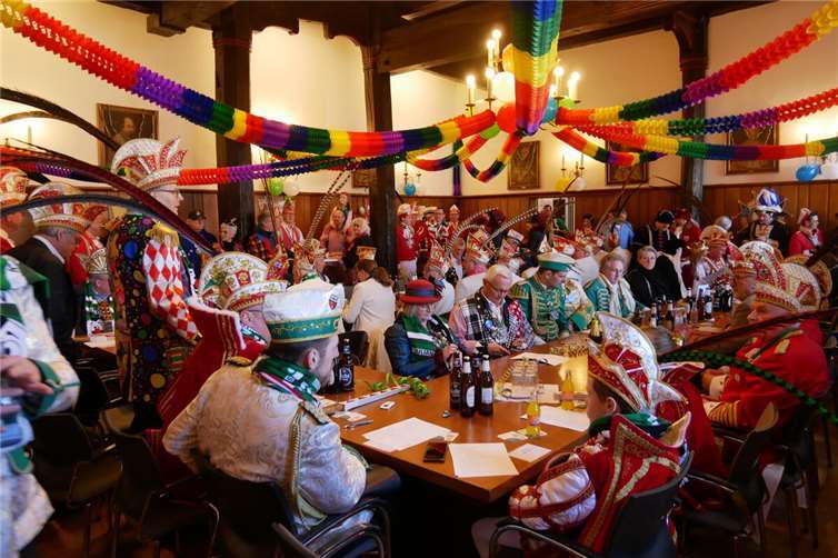 Immer mehr Jecke, doch vor allem ehemalige Prinzen, strömten beim Prinzenempfang in den voll besetzten Ratssaal, unter ihnen auch Landrat Achim Hallerbach.