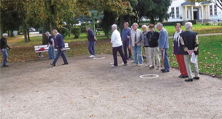 Immer mehr Menschen spielen Boule. privat