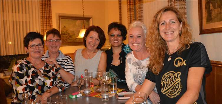 Immer mittendrin: Die Kempenicher Möhnen hatten ihren Spaß in Kempenichs guter Stube. BE