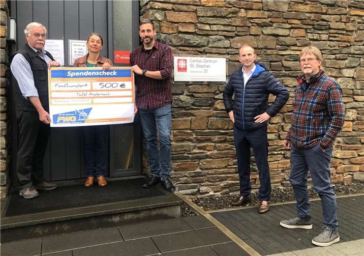 Immer mittwochs öffnet die Andernacher Tafel ihre Türen in der Friedlandstraße für Bedürftige. Stellvertretend für die Tafel nahm Margret Marxen-Ney eine 500 Euro Spende der FWG Andernach entgegen: v.l. Winfried Günther, Margret Marxen-Ney, Christian Greiner, Kai-Alexander Klein und Benno Bach. Foto: Raphaela Gehm / FWG
