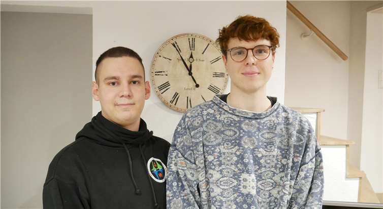 Immer noch Fünf vor Zwölf in Sachen Klimaschutz ist für die Fridays for future-Aktivisten Pierre-Marc Hartenfels (links) und Alexander Arenz. Foto: GBA