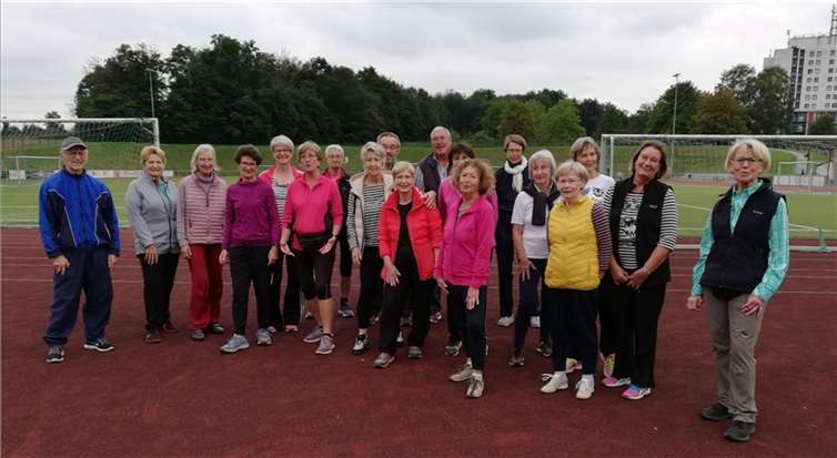 Immer noch gern auf dem Sportplatz...die Montagsgruppe. Foto: privat