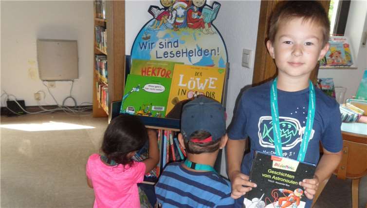 Immer schön der Reihe nach!Buchauswahl am Lesehelden-Regal.