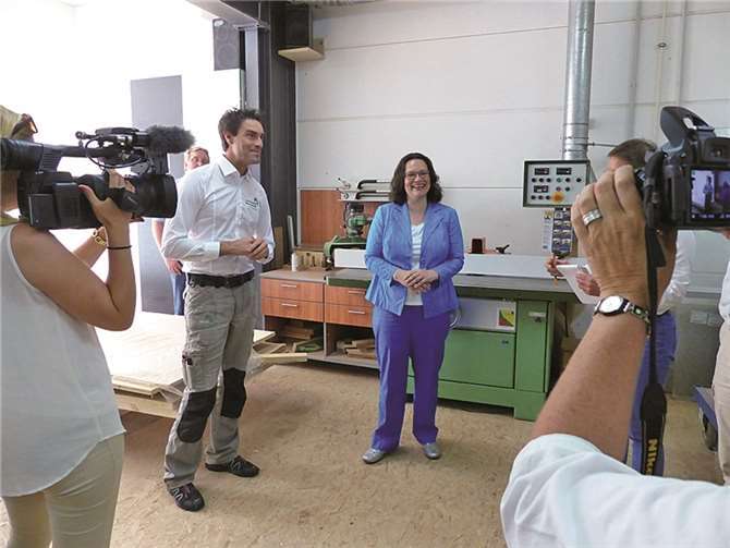 Immer von Kameras beobachtet, ließ sich Andrea Nahles von Maik Rönnefarth den Betrieb zeigen.WM