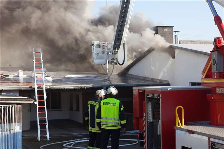 Dernbach: Weit über 100 Einsatzkräfte löschen Feuer in Bäckerei Immer weitere Einheiten mussten nachalarmiert werden.