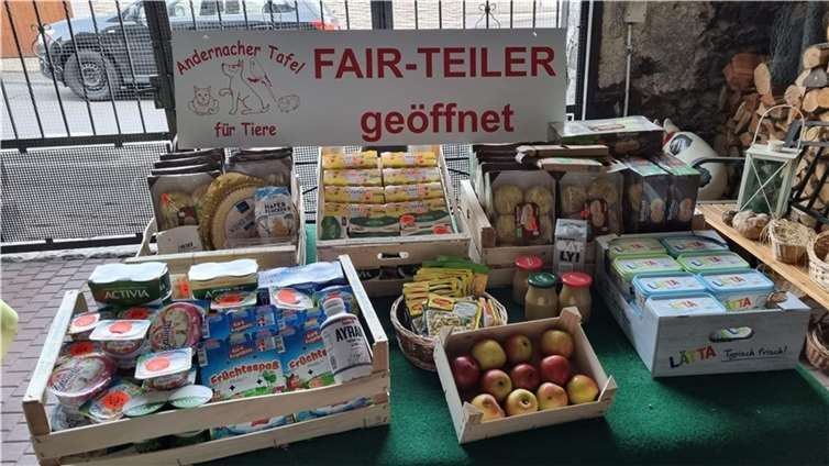 Immer, wenn Lebensmittel übrig sind, hängt das Schild „Fair-Teiler“ geöffnet am Tor. Foto: privat