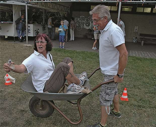 Immer wieder beliebt ist das Schubkarrenschieben. Weigert
