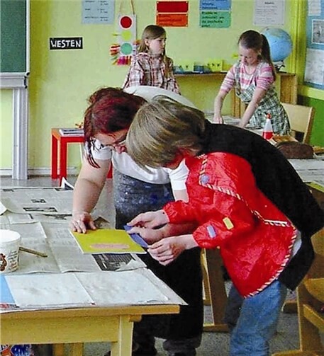 Immer wieder eilte Buchbinderin Kerstin Würkert den Kindern zur Hilfe.
