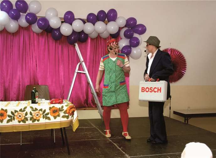 Immer wieder ein Garant für Lachsalven sind Rita Heuser und Gerda Ott, die in diesem Jahr mit ihrem Sketch „ein Scherenschleifer“ wieder die Stimmung zum Kochen brachte.