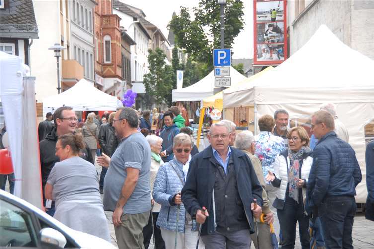 Immer wieder ein Publikumsmagnet: Besucherscharen in der Rathausstraße.