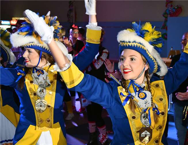 „Feiere, Danze, Karneval“ Immer wieder eine Augenweide sind die Gardistinnen der Närrischen Buben.