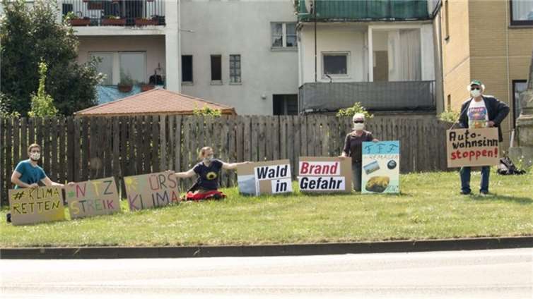 Immer wieder erleben die Grünen in Remagen wie schnell auf der stark befahrenen B9 die Autos unterwegs sind (hier beim internationalen Klimastreik im April 2020 an der B9 Ecke Bergstraße).  Foto: Volker Thehos
